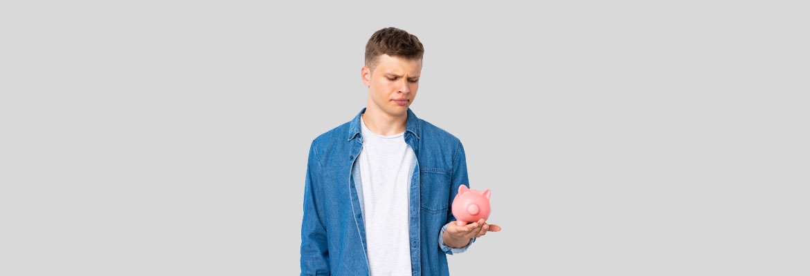 junger Mann mit Sparschwein