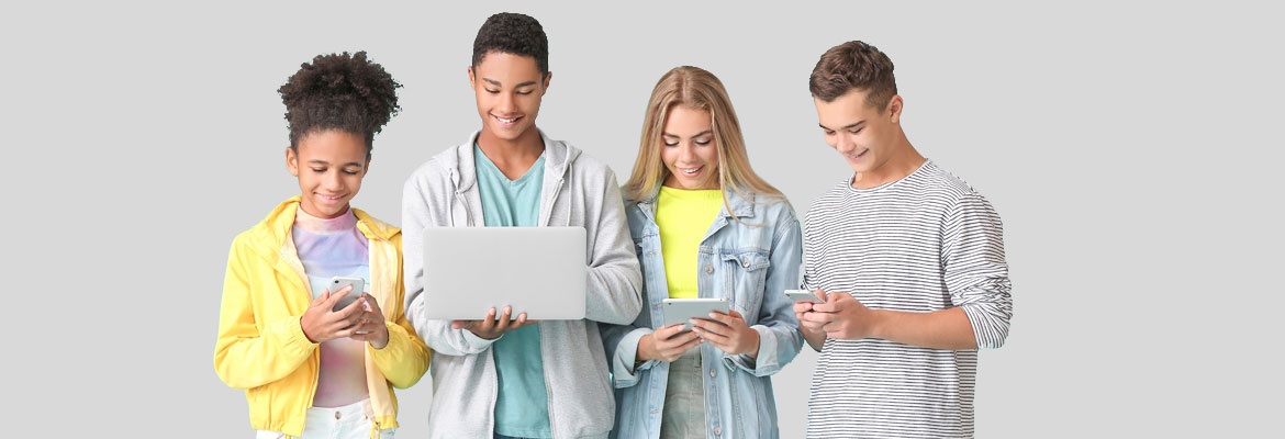 Jugendliche mit Handy, Tablet und Notebook