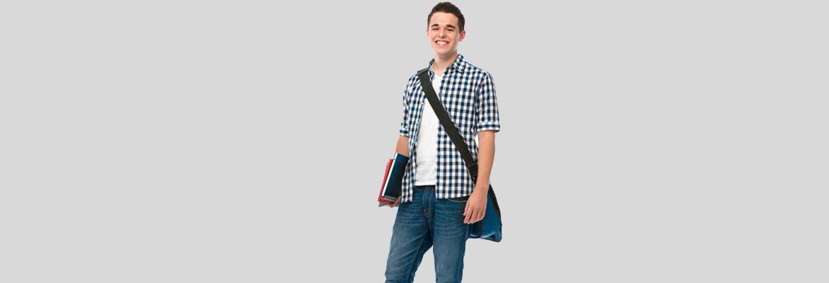 junger Mann mit Schulbüchern